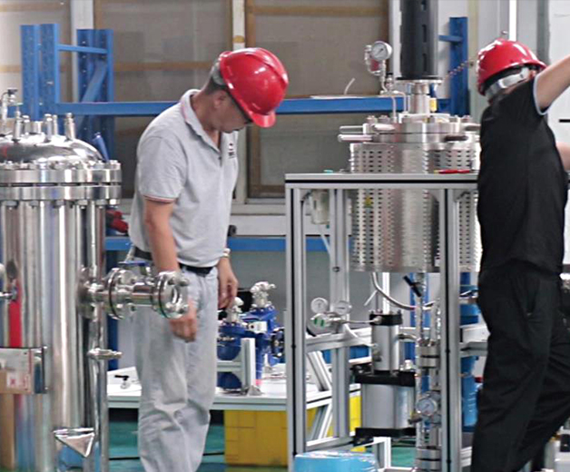 霍桐儀器中試連續(xù)高壓反應釜成套裝置生產(chǎn)場景